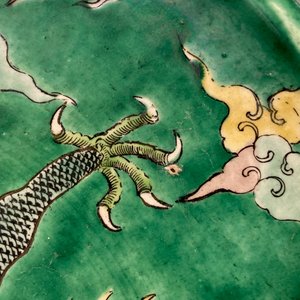 Un plat en biscuit émaillé vert à décor de dragons, marque de Kangxi, 19ème — photo 5