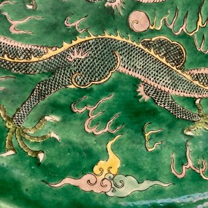 Un plat en biscuit émaillé vert à décor de dragons, marque de Kangxi, 19ème — photo 8