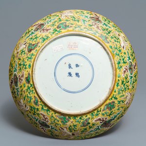 Un plat en biscuit émaillé vert, jaune et aubergine à décor de phénix, marque He He Jia Chan, époque Transition — photo 2