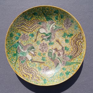 Un plat en biscuit émaillé vert, jaune et aubergine à décor de phénix, marque He He Jia Chan, époque Transition — photo 4