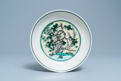 Un plat en biscuit émaillé verte à décor 'Les trois amis de l'hiver', marque de Jiajing, 18/19ème