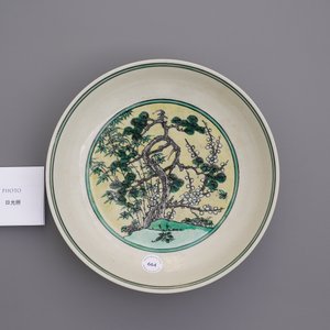 Un plat en biscuit émaillé verte à décor 'Les trois amis de l'hiver', marque de Jiajing, 18/19ème — photo 3