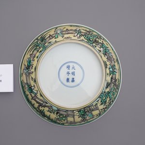 Un plat en biscuit émaillé verte à décor 'Les trois amis de l'hiver', marque de Jiajing, 18/19ème — photo 4