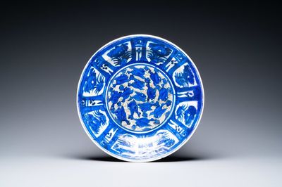 Un plat en bleu et blanc à décor d'oiseaux dite 'de Koubachi', Safavides, Iran, 1ère moitié du 17ème