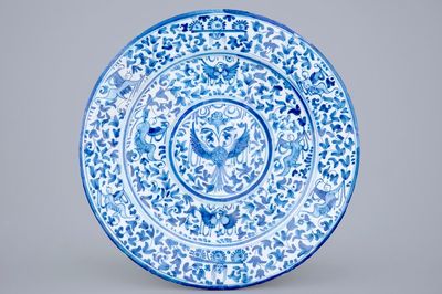 Un plat en bleu et blanc au décor de doubles aigles, Delft ou Haarlem, 17ème