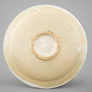 Un plat en bleu et blanc au décor d'un port frise, la Frise, 18ème — photo 2