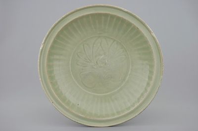 Un plat en céladon de Longquan à décor incisé de lotus, Chine, Dynastie Ming, 15ème