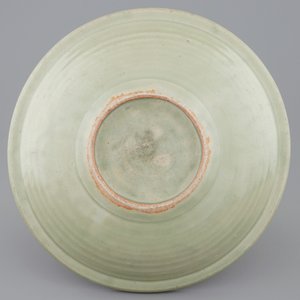 Un plat en céladon de Longquan à décor incisé de lotus, Chine, Dynastie Ming, 15ème — photo 2