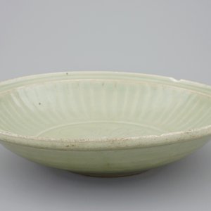 Un plat en céladon de Longquan à décor incisé de lotus, Chine, Dynastie Ming, 15ème — photo 3