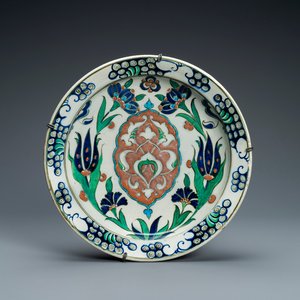 Un plat en céramique de style Iznik, Kutahya, Turquie, 19ème — photo 1
