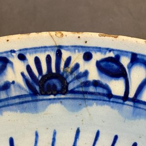Un plat en céramique d'Iznik en bleu et blanc à décor floral, Turquie, fin du 16ème — photo 3