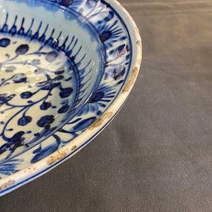 Un plat en céramique d'Iznik en bleu et blanc à décor floral, Turquie, fin du 16ème — photo 6