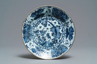 Un plat en céramique persane en bleu et blanc, art safavide, Iran, 17ème
