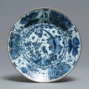 Un plat en céramique persane en bleu et blanc, art safavide, Iran, 17ème — photo 1