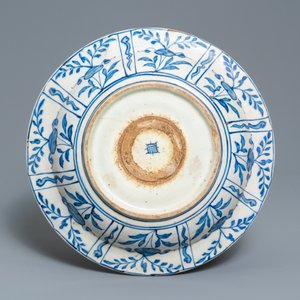 Un plat en céramique persane en bleu et blanc rehaussé d'or, art safavide, Iran, 17ème — photo 2