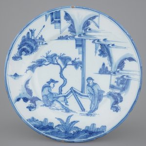 Un plat en Delft bleu et blanc au décor chinoiserie, 17ème — photo 1