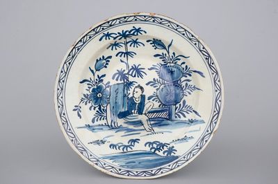 Un plat en Delft bleu et blanc au décor de chinoiserie, 18ème