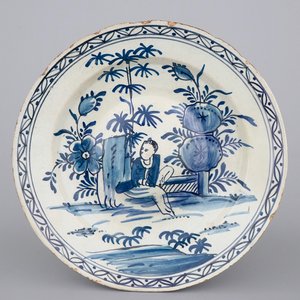 Un plat en Delft bleu et blanc au décor de chinoiserie, 18ème — photo 1