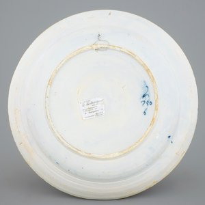Un plat en Delft bleu et blanc au décor fin d'une queu de paon, 18ème — photo 2
