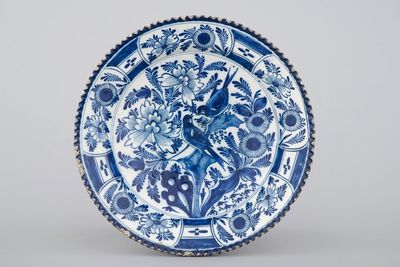 Un plat en Delft bleu et blanc aux oiseaux, 18ème