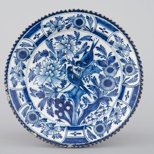 Un plat en Delft bleu et blanc aux oiseaux, 18ème — photo 1