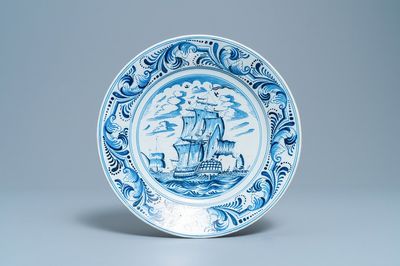 Un plat en faïence de Bolsward en bleu et blanc à décor d'un navire, la Frise, 18ème