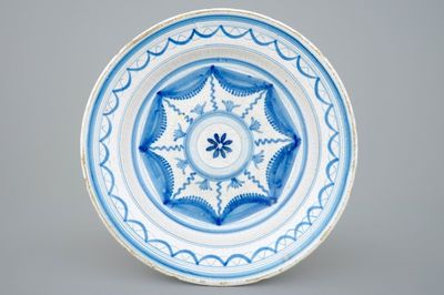 Un plat en faïence de Bruxelles bleu et blanc, vers 1800