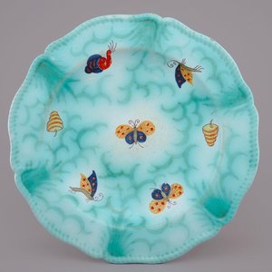 Un plat en faïence de Bruxelles, décoré aux papillons, 19ème — photo 1
