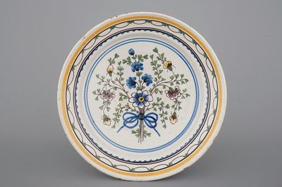 Un plat en faïence de Bruxelles décoré d'un bouquet de fleurs, 18ème siècle