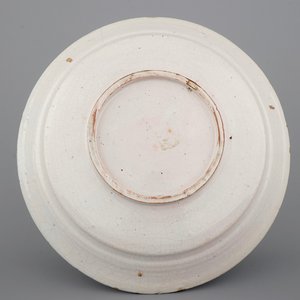 Un plat en faïence de Bruxelles décoré d'un bouquet de fleurs, 18ème siècle — photo 2