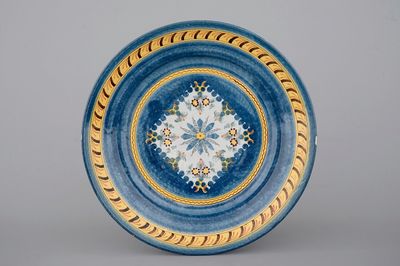 Un plat en faïence de Bruxelles décoré d'un bouquet de fleurs sur un fond bleu, 18ème siècle