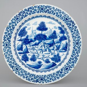 Un plat en faïence de Delft au décor de la chasse aux cerfs, vers 1700 — photo 1