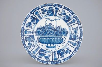 Un plat en faïence de Delft au décor d'un panier fleuri, début du 18ème