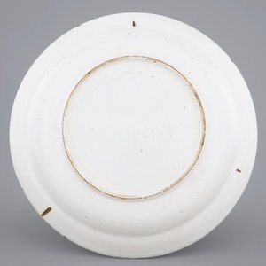 Un plat en faïence de Delft au décor d'un panier fleuri, début du 18ème — photo 2