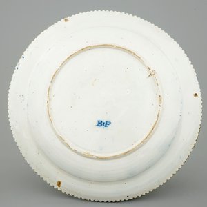 Un plat en faïence de Delft bleu au blanc au bord plié, 18ème — photo 2