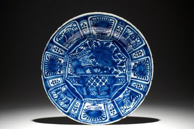 Un plat en faïence de Delft bleu et blanc à décor chinoiserie de style kraak, 1er moitié du 18ème