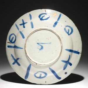 Un plat en faïence de Delft bleu et blanc à décor chinoiserie de style kraak, 1er moitié du 18ème — photo 2