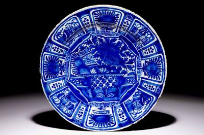 Un plat en faïence de Delft bleu et blanc à décor chinoiserie de style kraak, 1er quart du 18ème