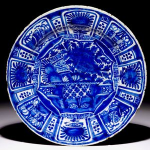 Un plat en faïence de Delft bleu et blanc à décor chinoiserie de style kraak, 1er quart du 18ème — photo 1
