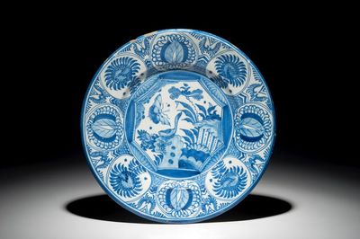 Un plat en faïence de Delft bleu et blanc à décor chinoiserie de style Wanli, 2ème moitié du 17ème