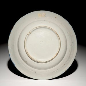 Un plat en faïence de Delft bleu et blanc à décor chinoiserie de style Wanli, 2ème moitié du 17ème — photo 2