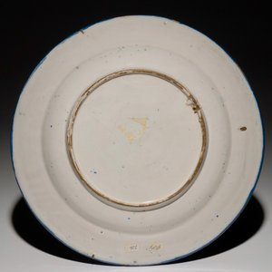Un plat en faïence de Delft bleu et blanc à décor chinoiserie d'un vase fleuri, 2ième moitié du 17ème — photo 2