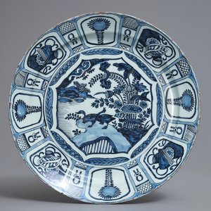 Un plat en faïence de Delft bleu et blanc à décor de chinoiserie de style kraak, fin du 17ème — photo 1