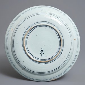 Un plat en faïence de Delft bleu et blanc à décor de chinoiserie de style kraak, fin du 17ème — photo 2