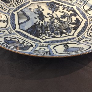 Un plat en faïence de Delft bleu et blanc à décor de chinoiserie de style kraak, fin du 17ème — photo 5