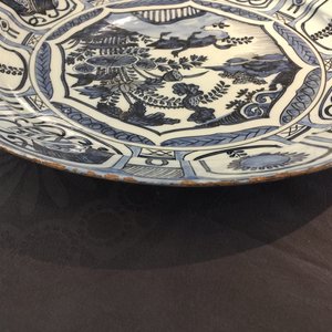 Un plat en faïence de Delft bleu et blanc à décor de chinoiserie de style kraak, fin du 17ème — photo 6