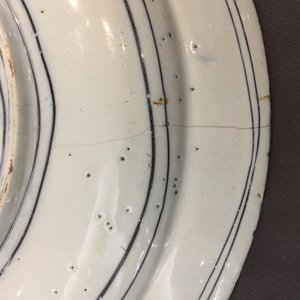 Un plat en faïence de Delft bleu et blanc à décor de chinoiserie de style kraak, fin du 17ème — photo 9