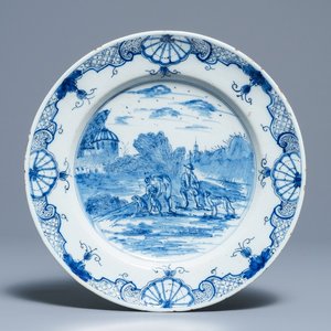 Un plat en faïence de Delft bleu et blanc à décor de figures dans un paysage, 18ème — photo 1