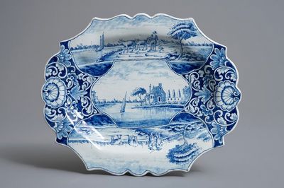 Un plat en faïence de Delft bleu et blanc à décor de paysages, 18ème