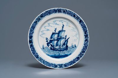 Un plat en faïence de Delft bleu et blanc à décor d'un navire, vers 1700